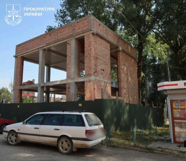 У Чернівцях експосадовицю підозрюють у незаконній реєстрації чужого майна