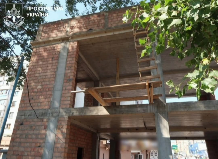 У Чернівцях експосадовицю підозрюють у незаконній реєстрації чужого майна