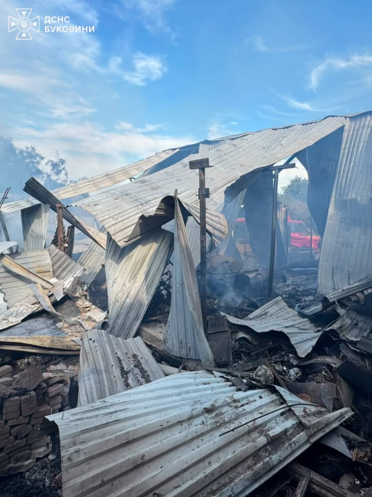 На Буковині пожежа в ангарі перекинулася на будинок: згоріли авто, мопед та майно