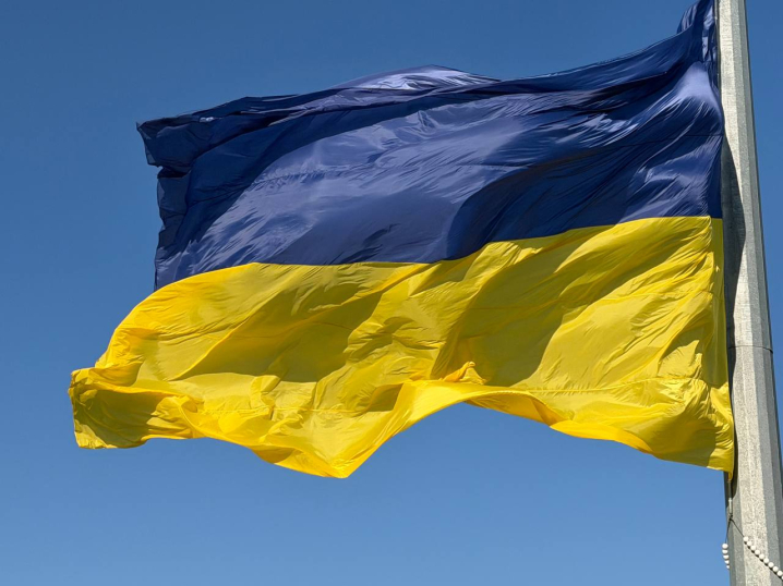 У Чернівцях урочисто підняли Державний Прапор України У Чернівцях урочисто підняли Державний Прапор України