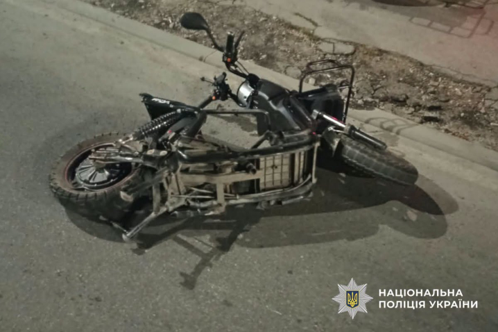У Чернівцях на Руській п’яний 20-річний водій Mercedes збив 16-річного хлопця на електроскутері У Чернівцях на Руській п’яний 20-річний водій Mercedes збив 16-річного хлопця на електроскутері
