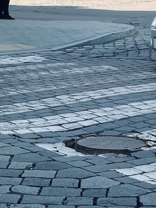 У центрі Чернівців мешканці скаржаться на аварійний люк та шум від автомобілів