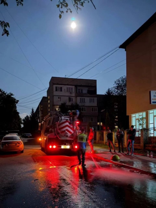 У Чернівцях нечистотами ледь не затопило дитячий реабілітаційний центр через забитий колектор
