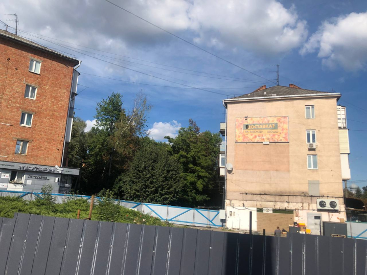 У Чернівцях кут Проспекту і Небесної Сотні обгородили будівельним парканом
