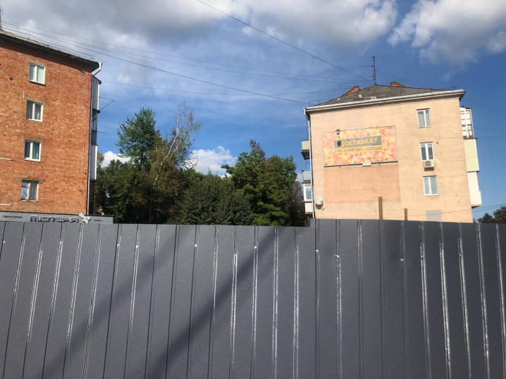 У Чернівцях кут Проспекту і Небесної Сотні обгородили будівельним парканом