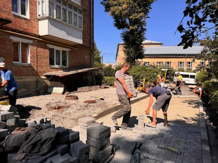 У Чернівцях оновлюють міжбудинковий проїзд на 2-му провулку Кармелюка У Чернівцях оновлюють міжбудинковий проїзд на 2-му провулку Кармелюка