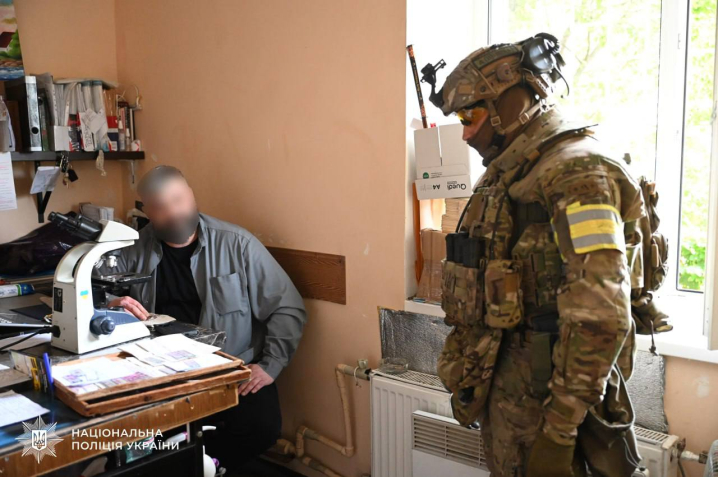 У Чернівцях підозрюваних у торгівлі органами взяли під варту: кожному призначили 1,5 млн грн застави У Чернівцях підозрюваних у торгівлі органами взяли під варту: кожному призначили 1,5 млн грн застави