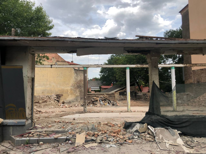 У Чернівцях знесли «Берізку» та збили декоративне панно з гуцульськими постатями У Чернівцях знесли «Берізку» та збили декоративне панно з гуцульськими постатями