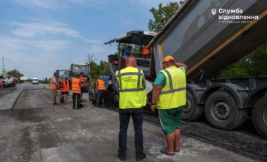 Дорожники оновлюють кільцеву розв’язку біля Хотина