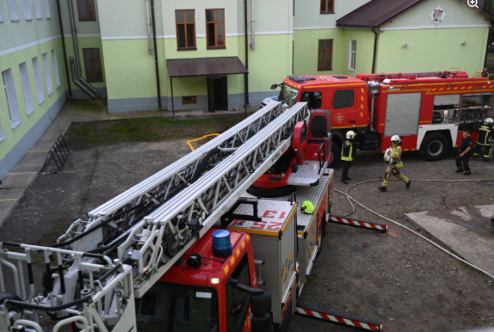 Вранці у Чернівцях горіла 8 гімназія: вогонь охопив горище та покрівлю Вранці у Чернівцях горіла 8 гімназія: вогонь охопив горище та покрівлю