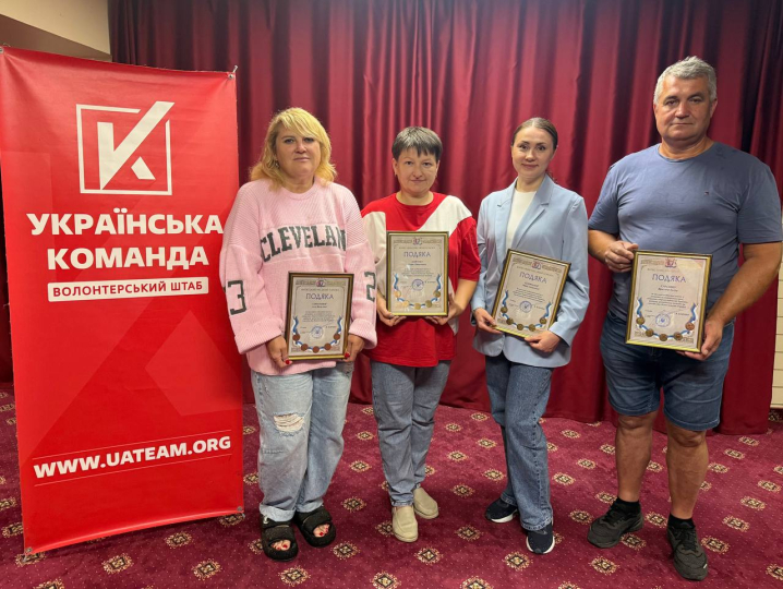 Волонтерам "Української команди" із Чернівців передали подяки від Віталія Кличка Волонтерам "Української команди" із Чернівців передали подяки від Віталія Кличка
