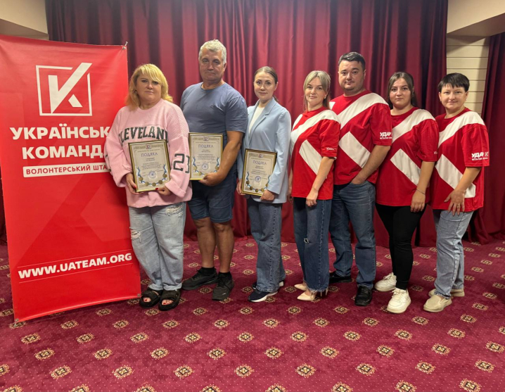 Волонтерам "Української команди" із Чернівців передали подяки від Віталія Кличка Волонтерам "Української команди" із Чернівців передали подяки від Віталія Кличка