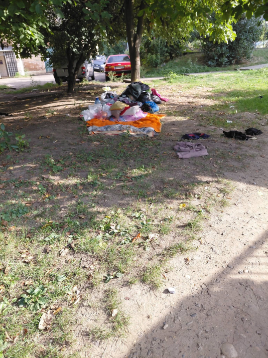 У Чернівцях містянка показала занедбаний дитячий майданчик біля Бульвару Героїв Крут