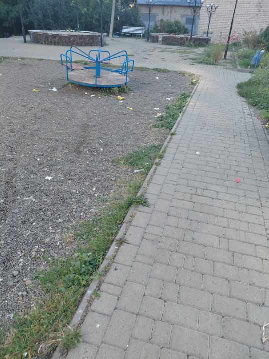 У Чернівцях містянка показала занедбаний дитячий майданчик біля Бульвару Героїв Крут
