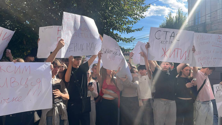 У Чернівцях молодь зібралася біля суду після смертельної ДТП із 16-річним хлопцем У Чернівцях молодь зібралася біля суду після смертельної ДТП із 16-річним хлопцем