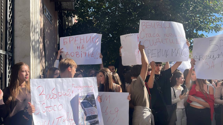 У Чернівцях молодь зібралася біля суду після смертельної ДТП із 16-річним хлопцем У Чернівцях молодь зібралася біля суду після смертельної ДТП із 16-річним хлопцем