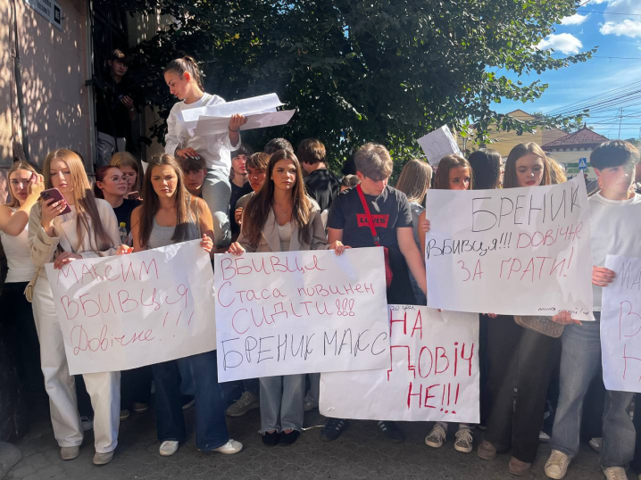 У Чернівцях молодь зібралася біля суду після смертельної ДТП із 16-річним хлопцем У Чернівцях молодь зібралася біля суду після смертельної ДТП із 16-річним хлопцем