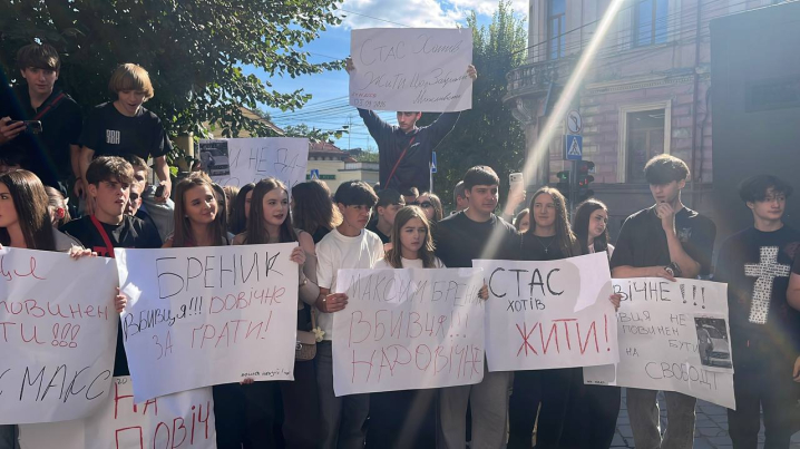 У Чернівцях молодь зібралася біля суду після смертельної ДТП із 16-річним хлопцем У Чернівцях молодь зібралася біля суду після смертельної ДТП із 16-річним хлопцем