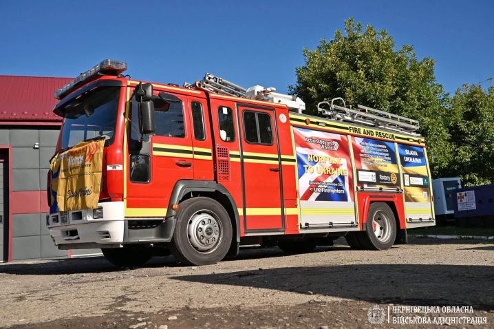 На Буковині громада отримала пожежну машину від благодійників із Великої Британії На Буковині громада отримала пожежну машину від благодійників із Великої Британії