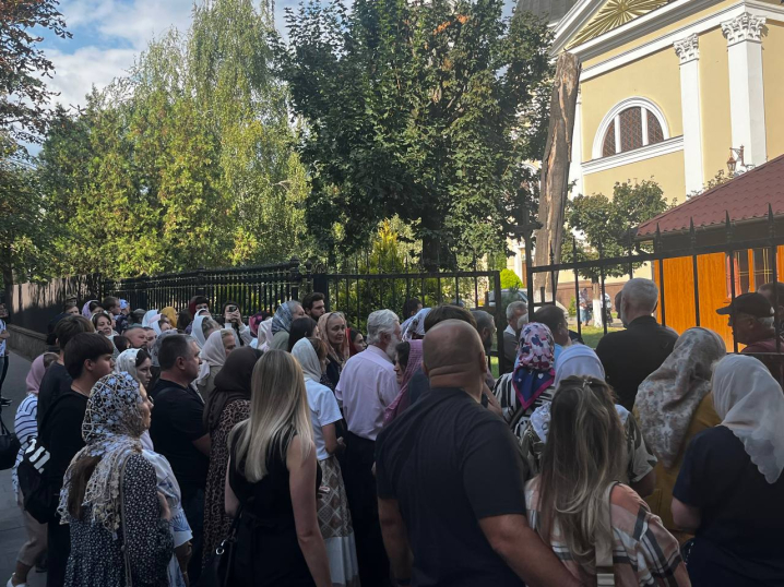 У Чернівцях держвиконавець проводить опис Свято-Духівського собору: віряни оточили церкву