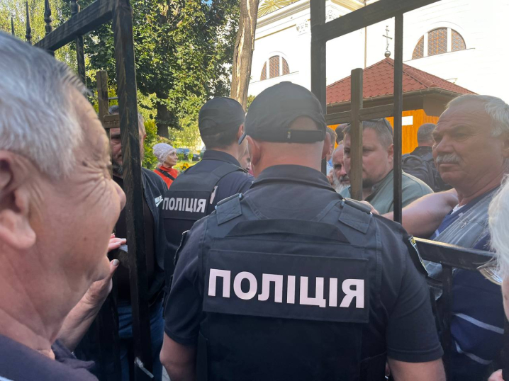 У Чернівцях держвиконавець проводить опис Свято-Духівського собору: віряни оточили церкву