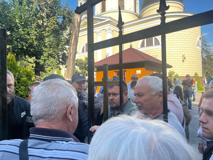 У Чернівцях держвиконавець проводить опис Свято-Духівського собору: віряни оточили церкву