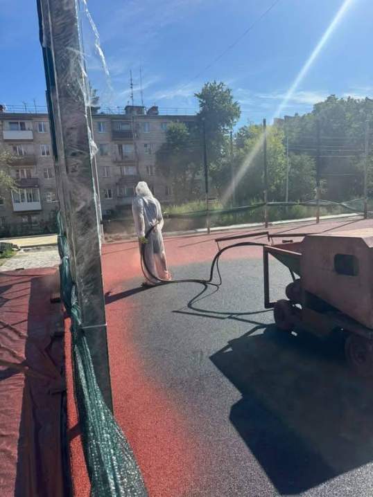 На Кармелюка у Чернівцях ремонтують дитячо-спортивний майданчик На Кармелюка у Чернівцях ремонтують дитячо-спортивний майданчик