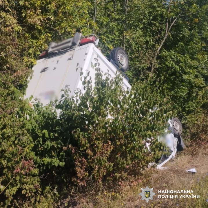 У Данківцях Mercedes Sprinter з’їхав з дороги та перекинувся: травмувався водій У Данківцях Mercedes Sprinter з’їхав з дороги та перекинувся: травмувався водій