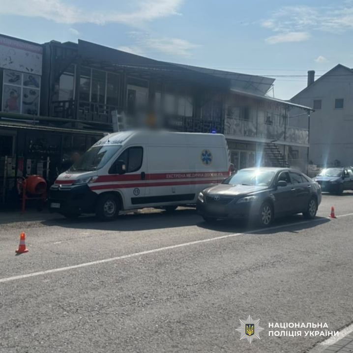 На Буковині водійка Toyota збила 7-річну дівчинку, яка раптово вибігла на дорогу На Буковині водійка Toyota збила 7-річну дівчинку, яка раптово вибігла на дорогу