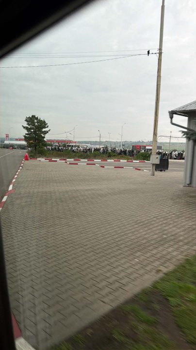 На Порубному велика черга з хасидів, які покидають Україну