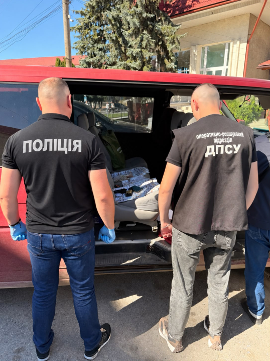 Доставив до кордону за 7 тисяч доларів: на Буковині прикордонники затримали переправника
