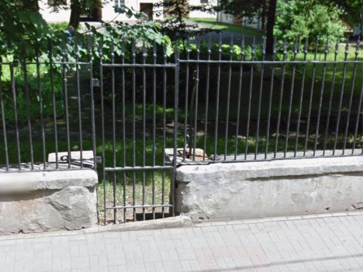У Чернівцях після реставрації повернули історичний паркан у сквері на Руській
