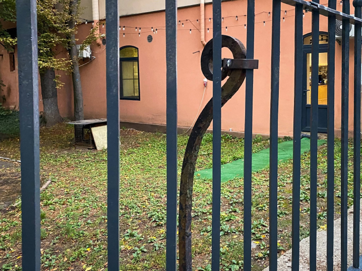 У Чернівцях після реставрації повернули історичний паркан у сквері на Руській