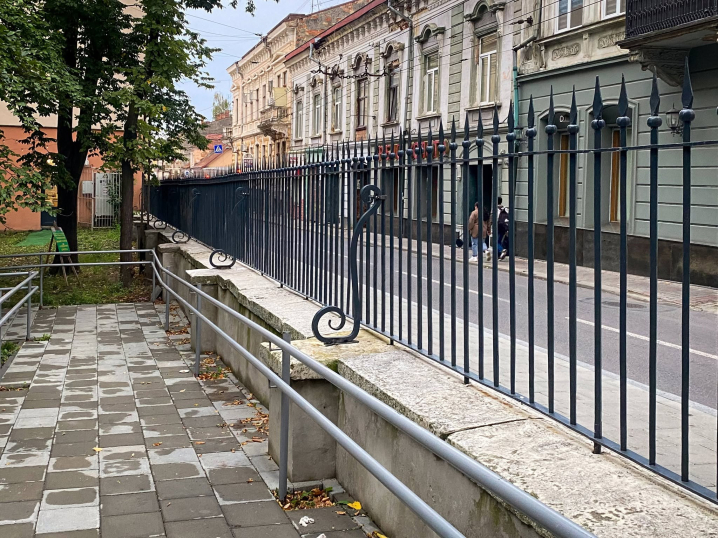 У Чернівцях після реставрації повернули історичний паркан у сквері на Руській