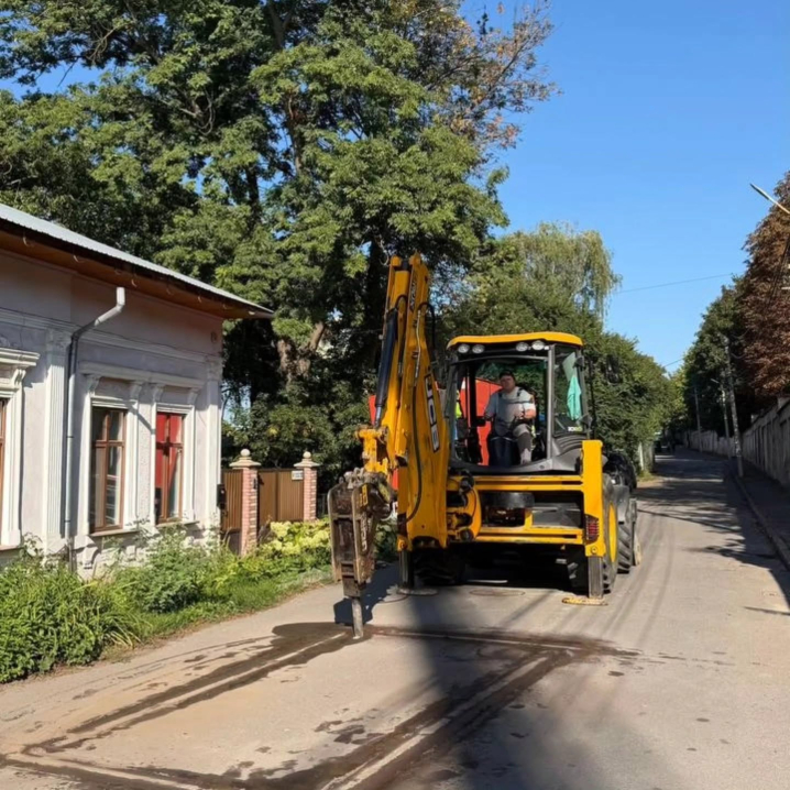 На вулиці Дергача у Чернівцях перекрили рух через аварійні роботи