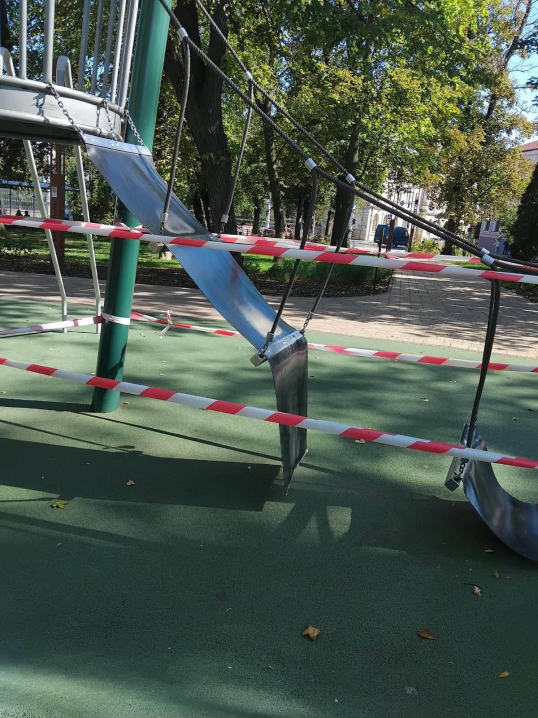 У сквері Дня вишиванки в Чернівцях пошкодили підвісний місток