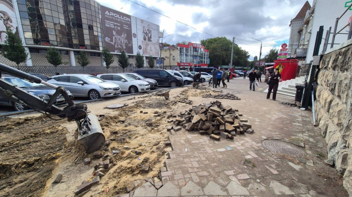 У Чернівцях оновлюють тротуар біля Небесної Сотні та проспекту Незалежності У Чернівцях оновлюють тротуар біля Небесної Сотні та проспекту Незалежності