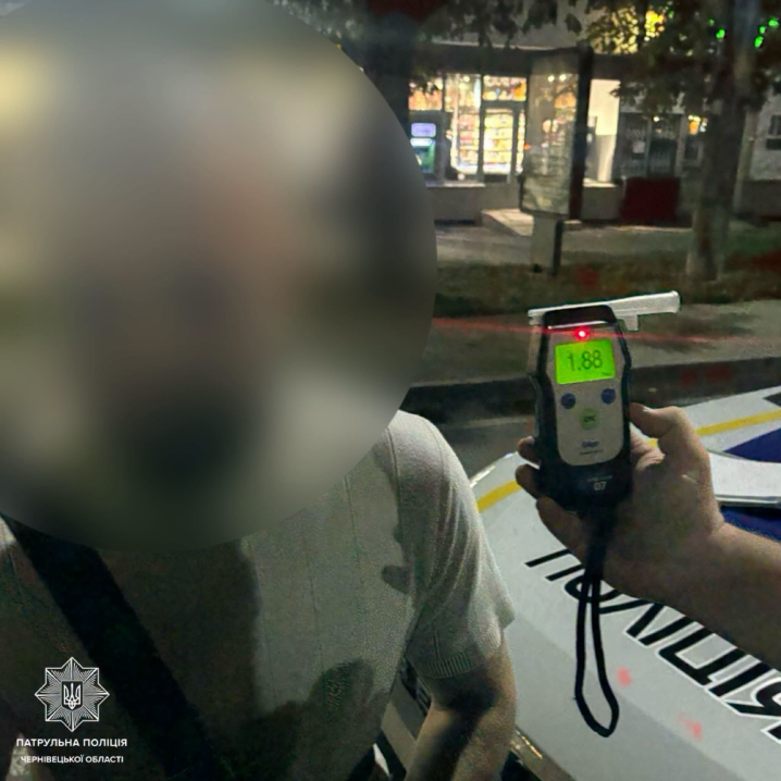 У Чернівцях п'яний водій на Chevrolet зіткнувся з Nissan на проспекті Незалежності У Чернівцях п'яний водій на Chevrolet зіткнувся з Nissan на проспекті Незалежності