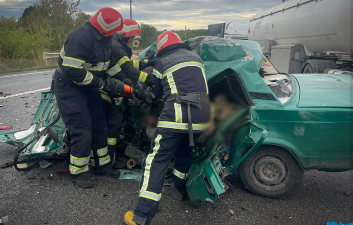 На Буковині ВАЗ врізався у вантажівку: загинуло двоє чоловіків, ще один хлопець у лікарні На Буковині ВАЗ врізався у вантажівку: загинуло двоє чоловіків, ще один хлопець у лікарні