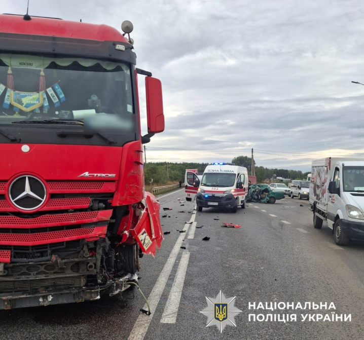 На Буковині ВАЗ врізався у вантажівку: загинуло двоє чоловіків, ще один хлопець у лікарні На Буковині ВАЗ врізався у вантажівку: загинуло двоє чоловіків, ще один хлопець у лікарні