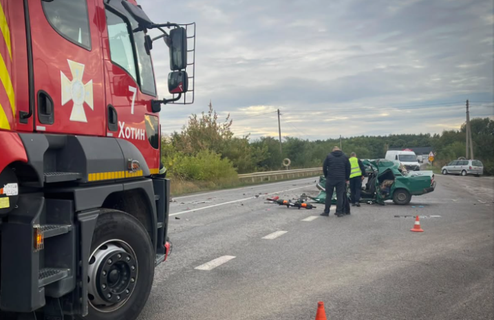 На Буковині ВАЗ врізався у вантажівку: загинуло двоє чоловіків, ще один хлопець у лікарні На Буковині ВАЗ врізався у вантажівку: загинуло двоє чоловіків, ще один хлопець у лікарні
