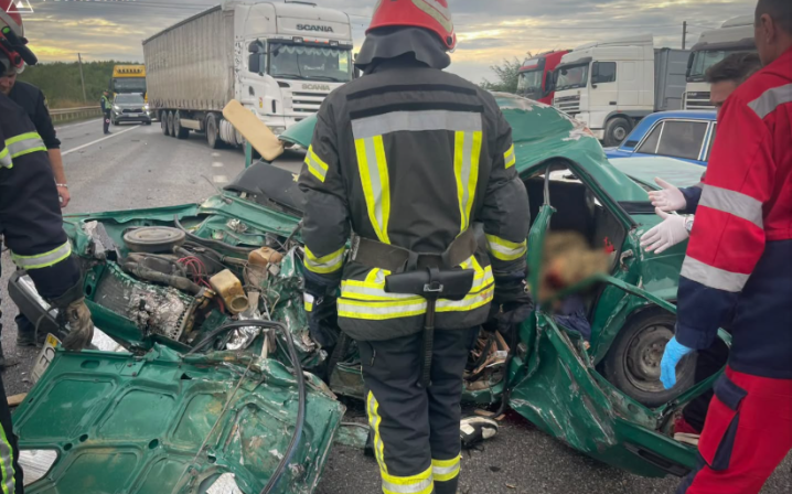 На Буковині ВАЗ врізався у вантажівку: загинуло двоє чоловіків, ще один хлопець у лікарні На Буковині ВАЗ врізався у вантажівку: загинуло двоє чоловіків, ще один хлопець у лікарні