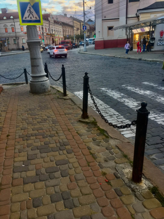 Зупинку «Театр ляльок» не повернули після ремонту на Головній у Чернівцях Зупинку «Театр ляльок» не повернули після ремонту на Головній у Чернівцях