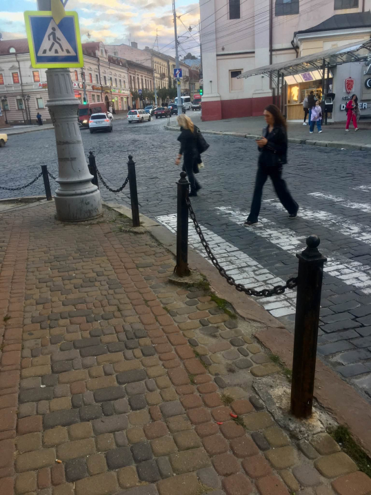 Зупинку «Театр ляльок» не повернули після ремонту на Головній у Чернівцях Зупинку «Театр ляльок» не повернули після ремонту на Головній у Чернівцях
