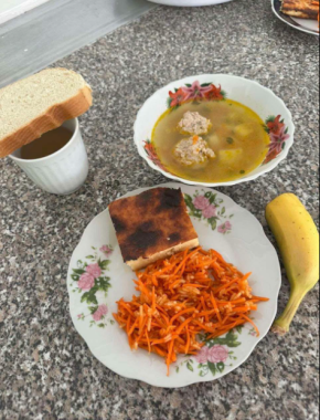 Мер Хотина показав, чим годують школярів у його громаді