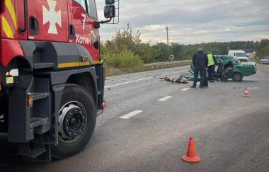 Моторошна ДТП у Недобоївцях: рятувальники вирізали людей з понівеченого авто