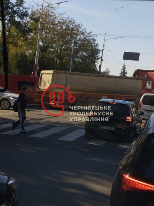 Через ДТП на Руській у Чернівцях утворилися затори Через ДТП на Руській у Чернівцях утворилися затори
