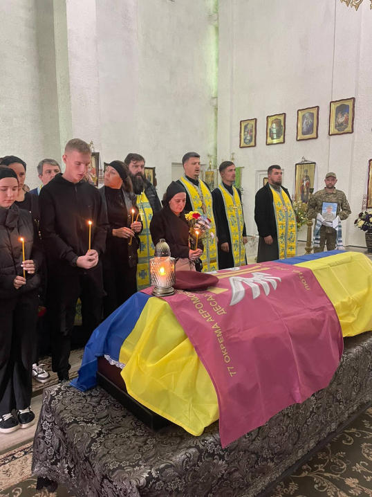 У Чернівцях попрощалися із солдатом Володимиром Грапіняком У Чернівцях попрощалися із солдатом Володимиром Грапіняком