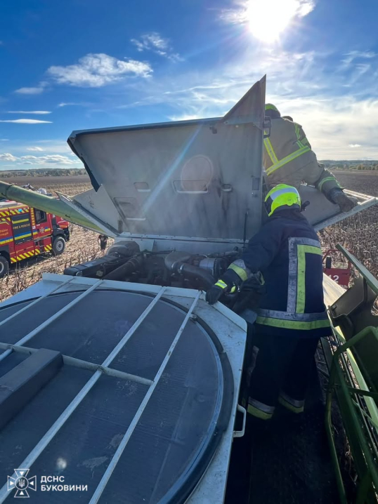 На полі у селі Комарівці загорівся комбайн На полі у селі Комарівці загорівся комбайн