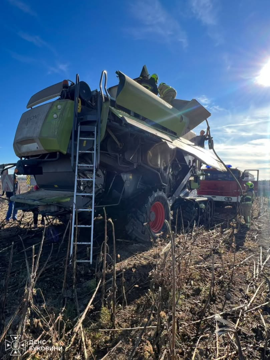 На полі у селі Комарівці загорівся комбайн На полі у селі Комарівці загорівся комбайн